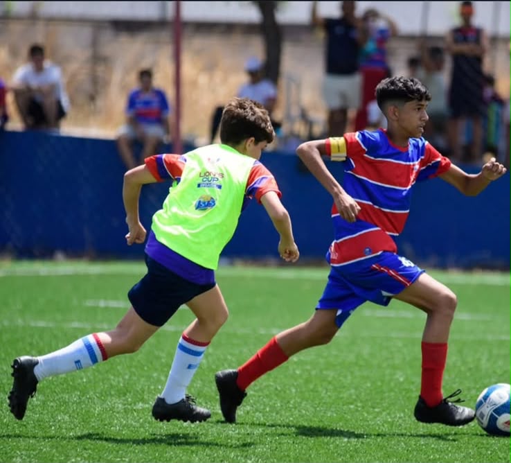 Alunos em exercício técnico com a bola