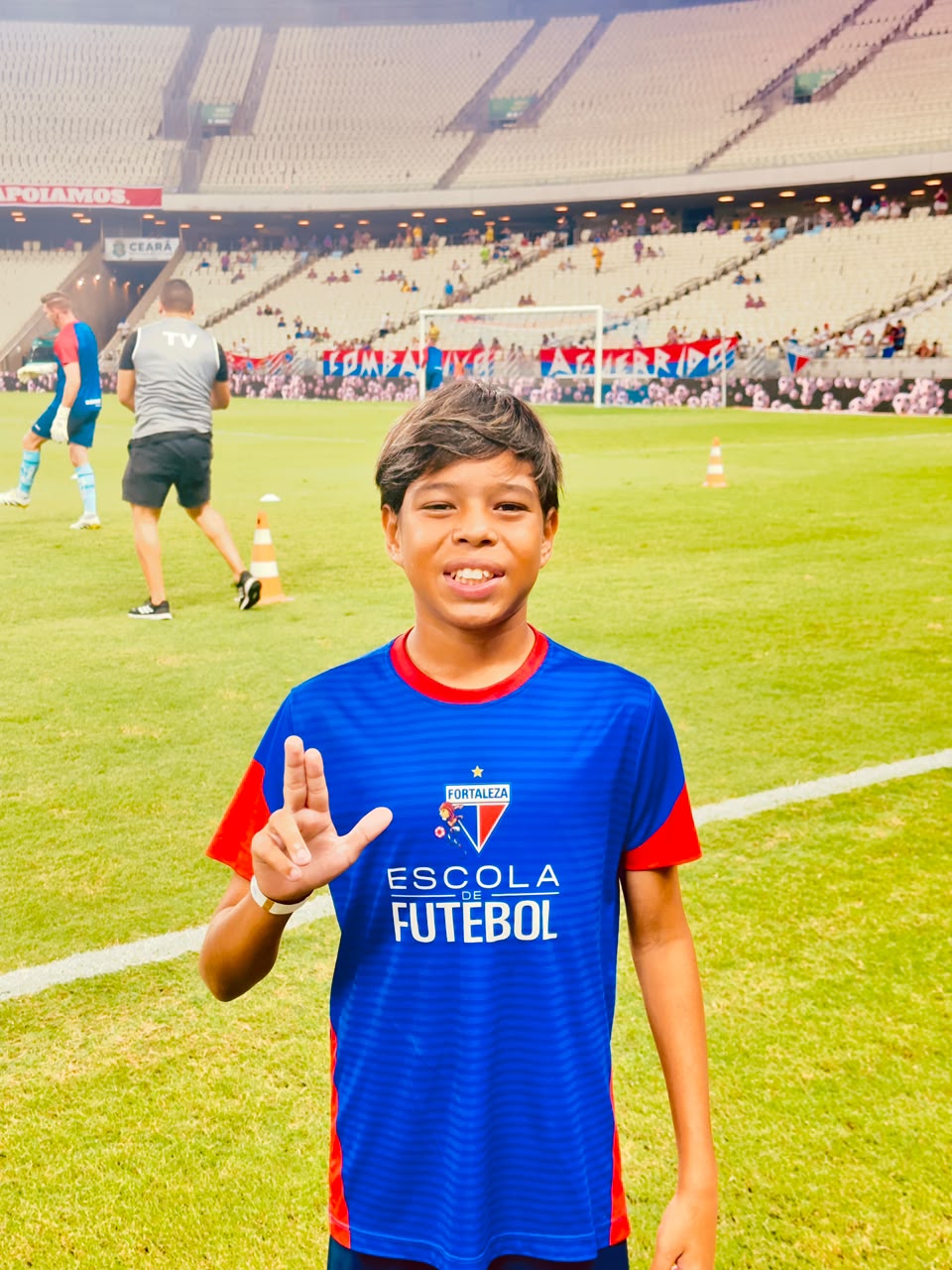 Aluno no gramado do estádio do Fortaleza durante evento