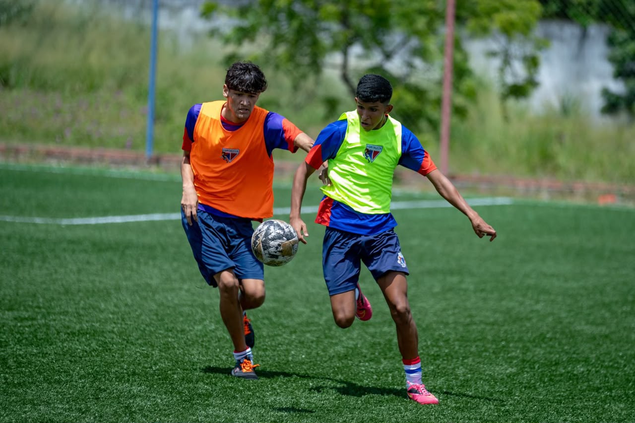 Alunos disputando a bola durante o treino